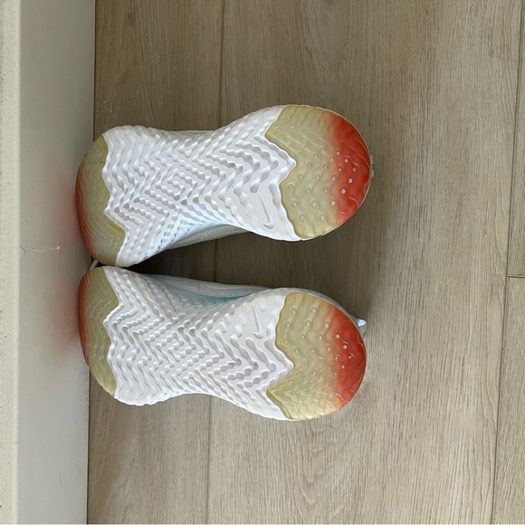 Nike Women’s Epic React Flyknit 2 - Picture 5 of 6